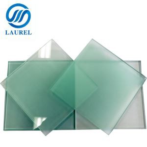 Läbipaistev happega söövitatud klaas