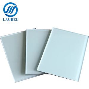 Valge lakitud klaasist riidekapp